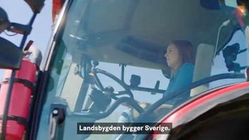 Annie Lööf (C) kör traktor i nya kampanjfilmen. Foto: Skärmdump valfilm