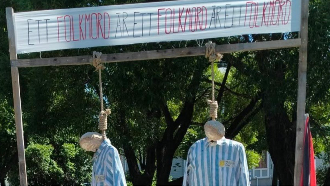 Bild på de hängda judedockorna i Umeå. Foto: Facebook