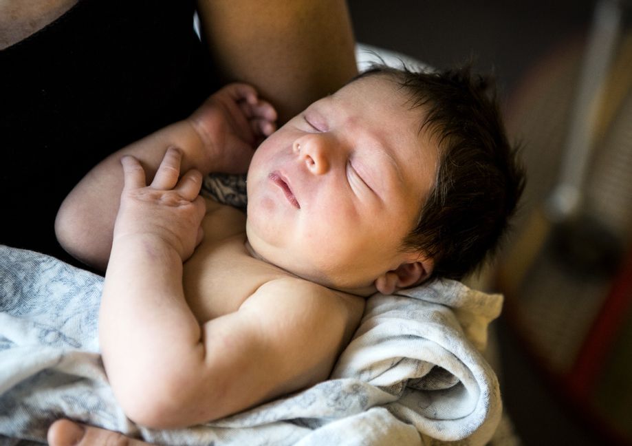 En nyfödd bebis med sin mamma. Foto: Christine Olsson/TT