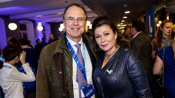 Dominika Peczynski och sambon Anders Borg, tidigare finansminister, under Liberalernas valvaka 2022. Bild:  Christine Olsson / TT 