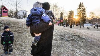 Hur många barn vi skaffar påverkas av vår inkomst, visar studie. Foto: NTB/TT