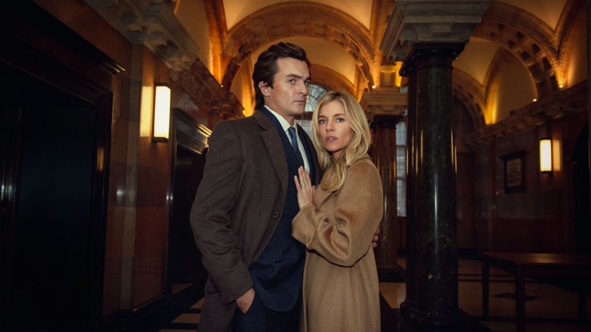 Sienna Miller spelar politikerhustru i ”Anatomy of a scandal”. Pressbild. Foto: Ana Cristina Blumenkron/Netflix 