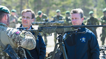 Statsminister Ulf Kristersson (M) och försvarsminister Pål Jonson (M) besöker militärövningen Aurora 23. Foto: Fredrik Sandberg/TT