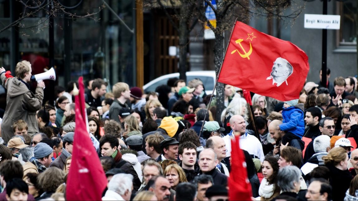 En folkmördarideologi är rumsren, medan en annan inte är det – första majdemonstration i Stockholm. Foto: Lars Pehrson/TT