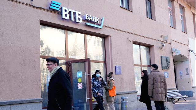 VTB Bank står på EU:s lista över banker som kan stängas av från Swift. Arkivbild. Foto: Pavel Golovkin AP/TT