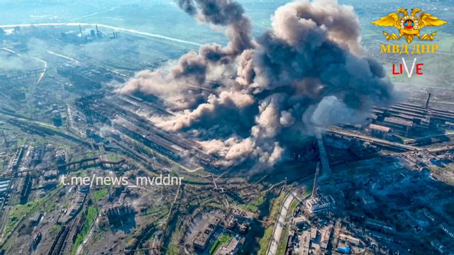 Brand i Azovstals stålverk i Mariupol. Foto: AP/TT 