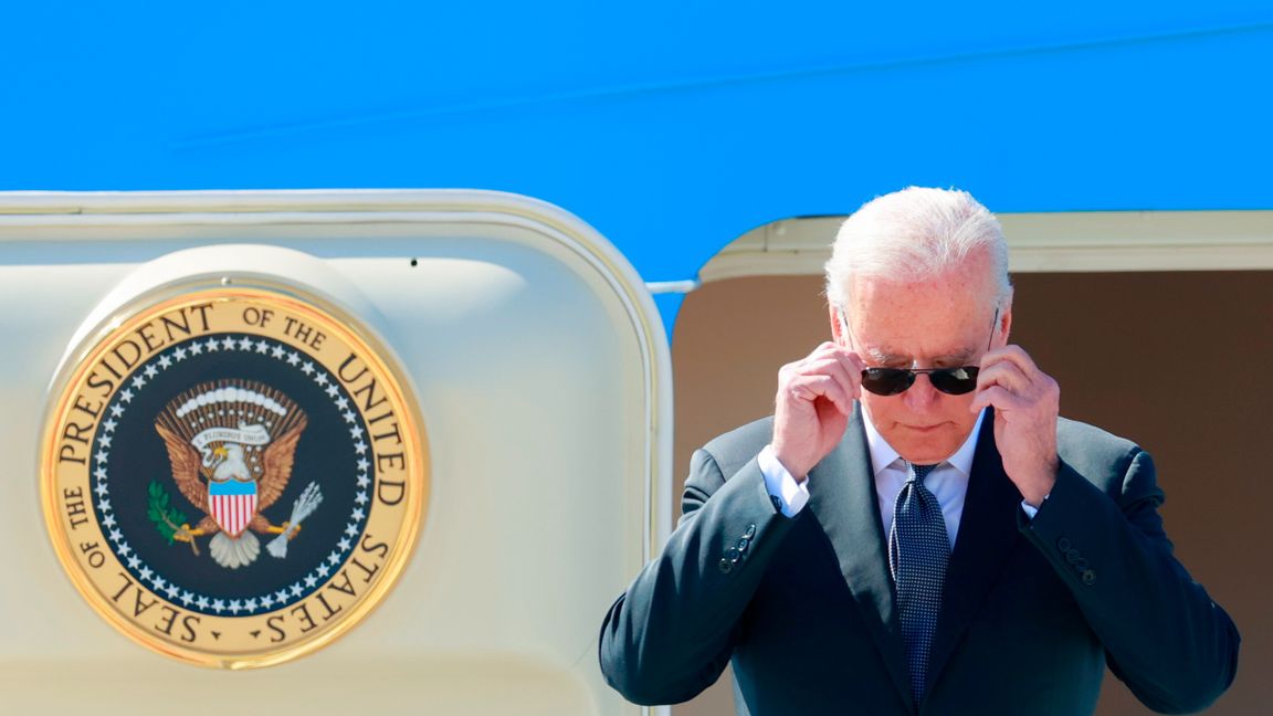 USA:s president Joe Biden har landat i Genève för möte med Vladimir Putin. Foto: Denis Balibouse, AP/TT.