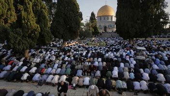 Klippmosken i Jerusalem anses vara platsen där Abraham tänkte offra sin son – Isak enligt Bibeln, Ismael enligt Koranen – en helig plats enligt islam, men inte mer helig än att de bedjande vänder sig från mosken mot Mekka vid bön Foto: Mahmoud Illean/AP/TT