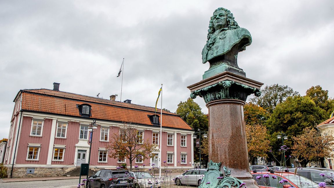 Alingsås rådhus, där båda kommunalråden meddelat sina avgångar efter chattskandalen. I förgrunden syns Jonas Alströmer-monumentet. Foto: Adam Ihse/TT