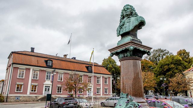 Alingsås rådhus, där båda kommunalråden meddelat sina avgångar efter chattskandalen. I förgrunden syns Jonas Alströmer-monumentet. Foto: Adam Ihse/TT