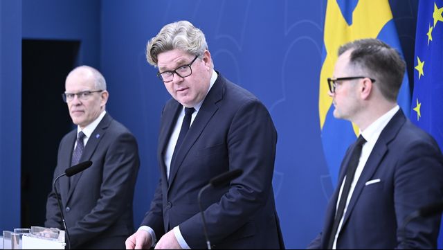 Ingemar Kihlström (KD), justitieminister Gunnar Strömmer (M) och Adam Marttinen (SD), presenterar nya åtgärder för att stärka samhällsskyddet vid allvarlig och upprepad brottslighet. Foto: Jessica Gow/TT