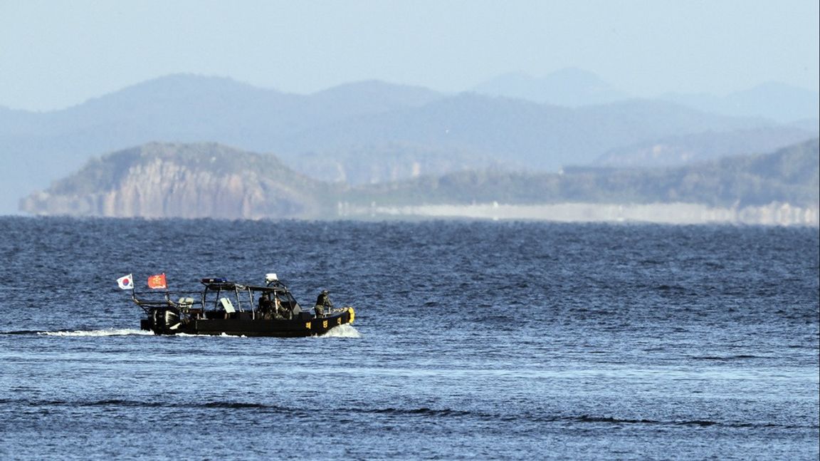 En sydkoreansk militärbåt nära ön Yeonpyeong i Sydkorea. Arkivbild. Foto: Baek Seung-Ryul/AP/TT