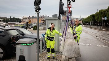 Ana Bielefeldt och Conny Bielefeldt placerar ut betonglejon för att stänga av parkeringen vid kajen intill Strandvägen i Stockholm.
Foto: Lisa Arfwidsson/SvD/TT