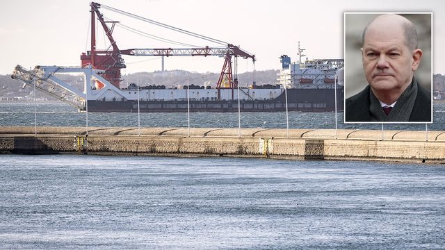 Tysklands förbundskansler Olaf Scholz meddelar att Nordstream 2 stoppas tills vidare. Foto: Johan Nilsson/TT och Michael Sohn/AP/TT