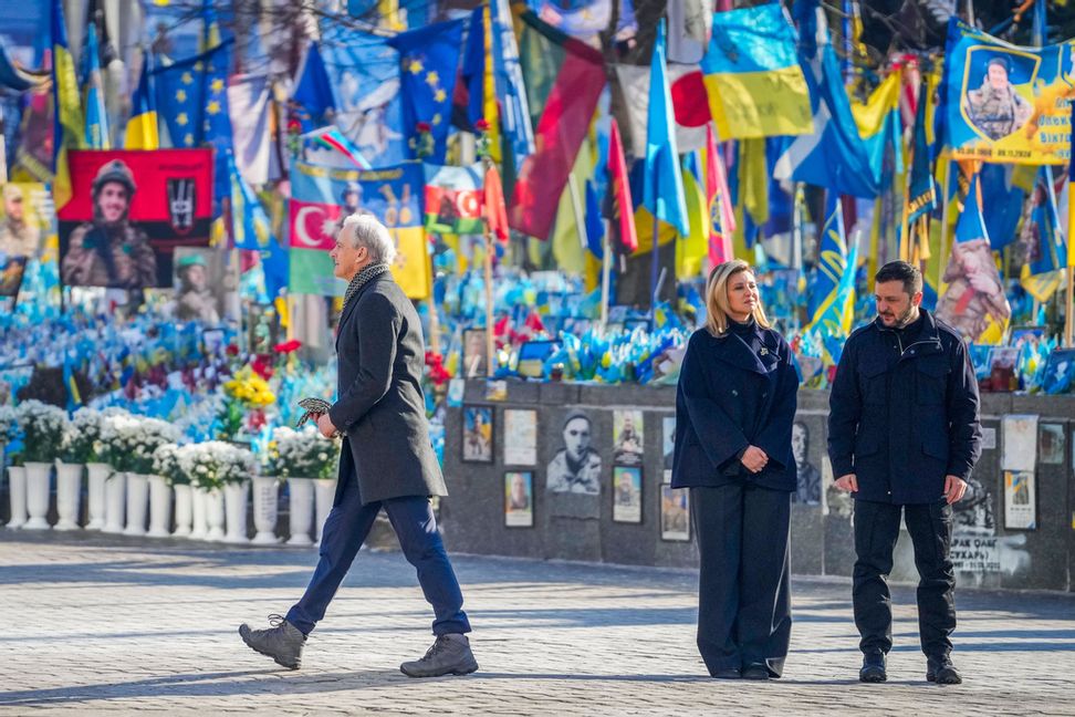 Norges statsminister Jonas Gahr Støre deltar i en ceremoni med Ukrainas president Volodymyr Zelenskyj och hans fru Olena Zelenska i Kiev på måndagsmorgonen. Foto: Javad Parsa/NTB/TT