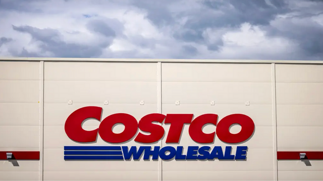 Skylt till Costco-varuhus utanför Malmö. Costco är den enda stora detaljhandelskedjan som stämt Trump-administrationen för återbetalning av tullavgifter. Foto: Johan Nilsson/TT