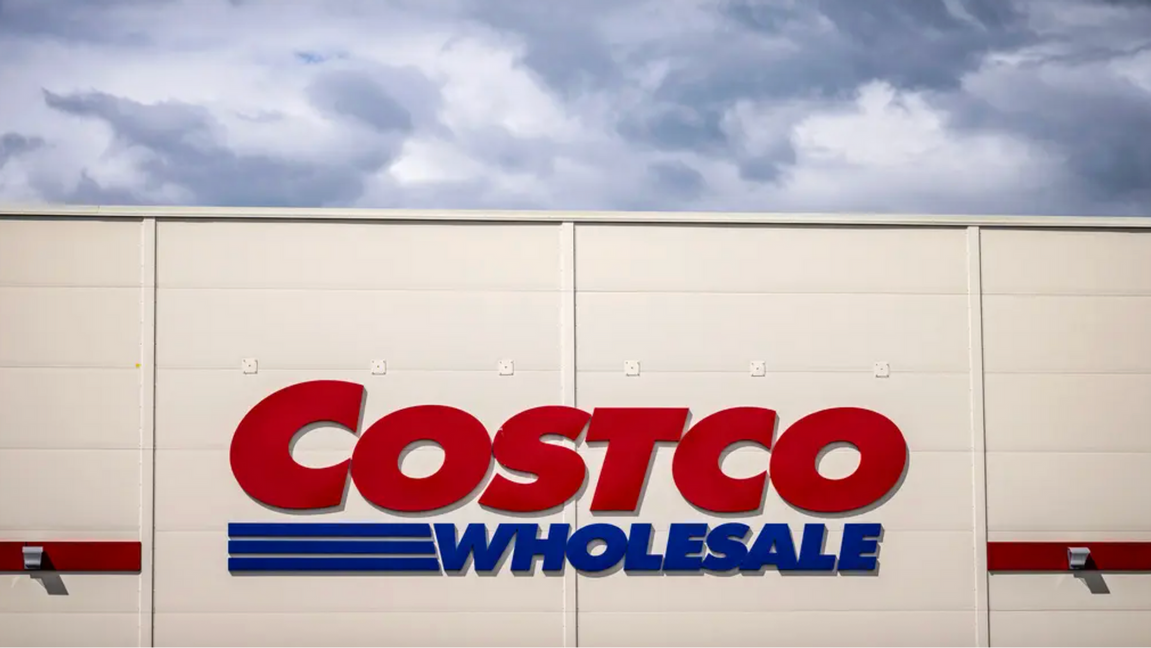 Skylt till Costco-varuhus utanför Malmö. Costco är den enda stora detaljhandelskedjan som stämt Trump-administrationen för återbetalning av tullavgifter. Foto: Johan Nilsson/TT