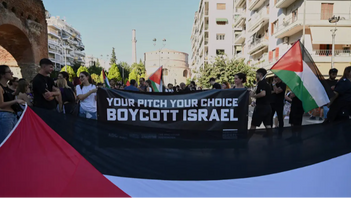 Propalestinska demonstranter och grekiska fotbollssupportrar samlades inför Europa League-matchen mellan Grekland (PAOK) och Israel (Maccabi Tel Aviv) på onsdagen. Foto: Giannis Papanikos/AP/TT