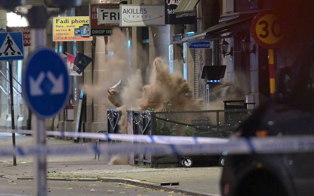 Vid 04.30 genomfördes en kontrollerad sprängning av ett föremål på uteserveringen utanför restaurangen på Bergsgatan. Johan Nilsson/TT