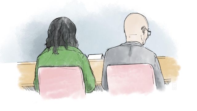 Rättegångsteckning föreställande den åtalade 18-åringen och försvarsadvokat Johan Åkermark. Foto: Anders Humlebo/TT