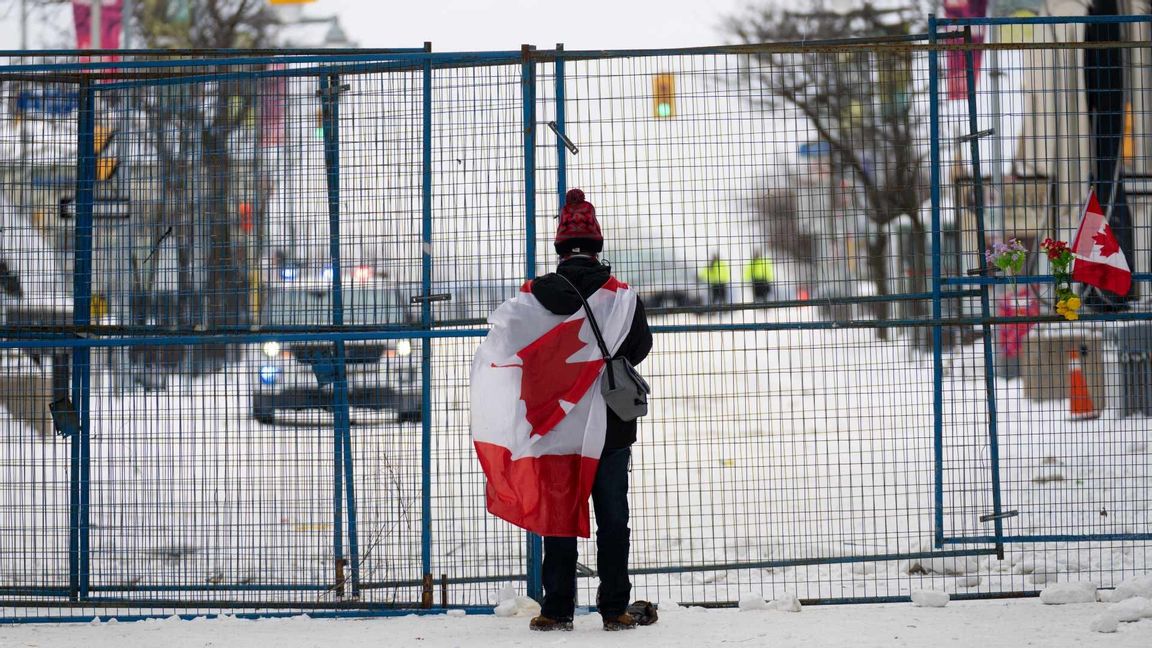 En person utanför parlamentet i Ottawa i Kanada. Foto: Adrian Wyld/AP/TT