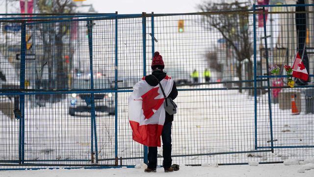 En person utanför parlamentet i Ottawa i Kanada. Foto: Adrian Wyld/AP/TT
