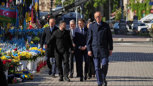 Polisens premiärminister Donald Tusk, Ukrainas president Volodymyr Zelenskyj, Storbritanniens premiärminister Keir Starmer, Frankrikes president Emmanuel Macron och Tysklands förbundskansler Friedrich Merz är på plats i Kiev. Evgeniy Maloletka/AP/TT
