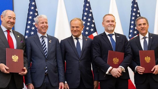 Efter undertecknandet av ingenjörsavtalet för Polens första kärnkraftverk (från vänster): Westinghouse energisystemschef Dan Lipman; USA energiminister Chris Wright; Polens premiärminister Donald Tusk; tillförordnad PEJ-chef Piotr Piela; och Bechtels VD Craig Albert. Foto: Westinghouse