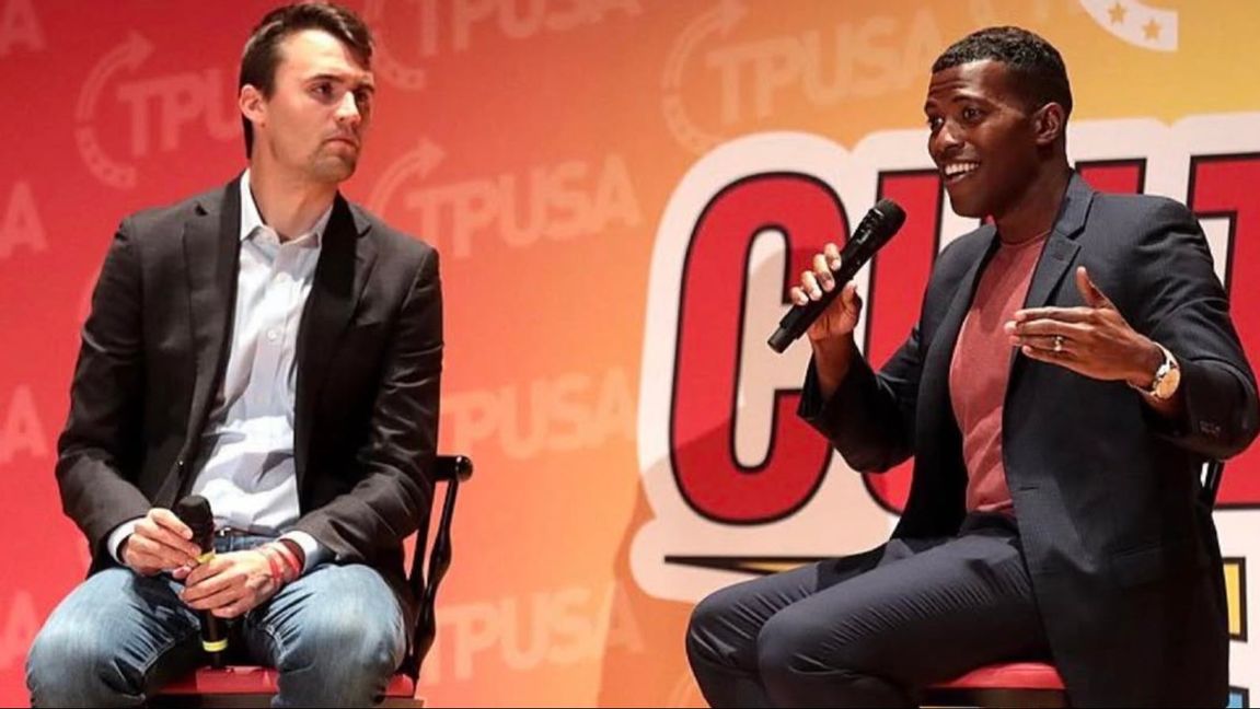 Charlie Kirk i samtal med poddaren Rob Smith på ett möte för Turning Point USA, där Kirk försvarade den öppet homosexuelle Smith. Skärmdump från Smiths Facebooksida