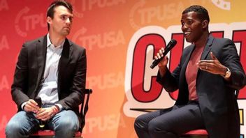 Charlie Kirk i samtal med poddaren Rob Smith på ett möte för Turning Point USA, där Kirk försvarade den öppet homosexuelle Smith. Skärmdump från Smiths Facebooksida