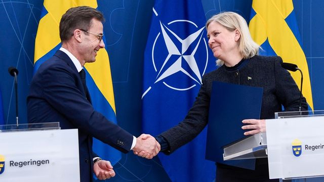 Andersson får en kopia av röstlängden från när amerikanska senaten sa Ja till svensk medlemsskap. Nu får hon också behålla några dokument. Foto: Lars Schröder/TT