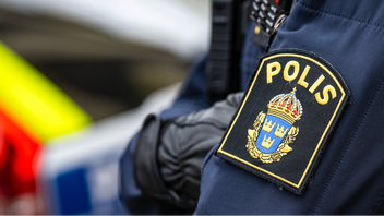 En person har anhållits i Alingsås, misstänkt för förskingring, trolöshet mot huvudman och mordbrand. Polisen har enligt vittnen genomfört en insats vid den tidigare V-toppens bostad. Foto: Johan Nilsson/TT