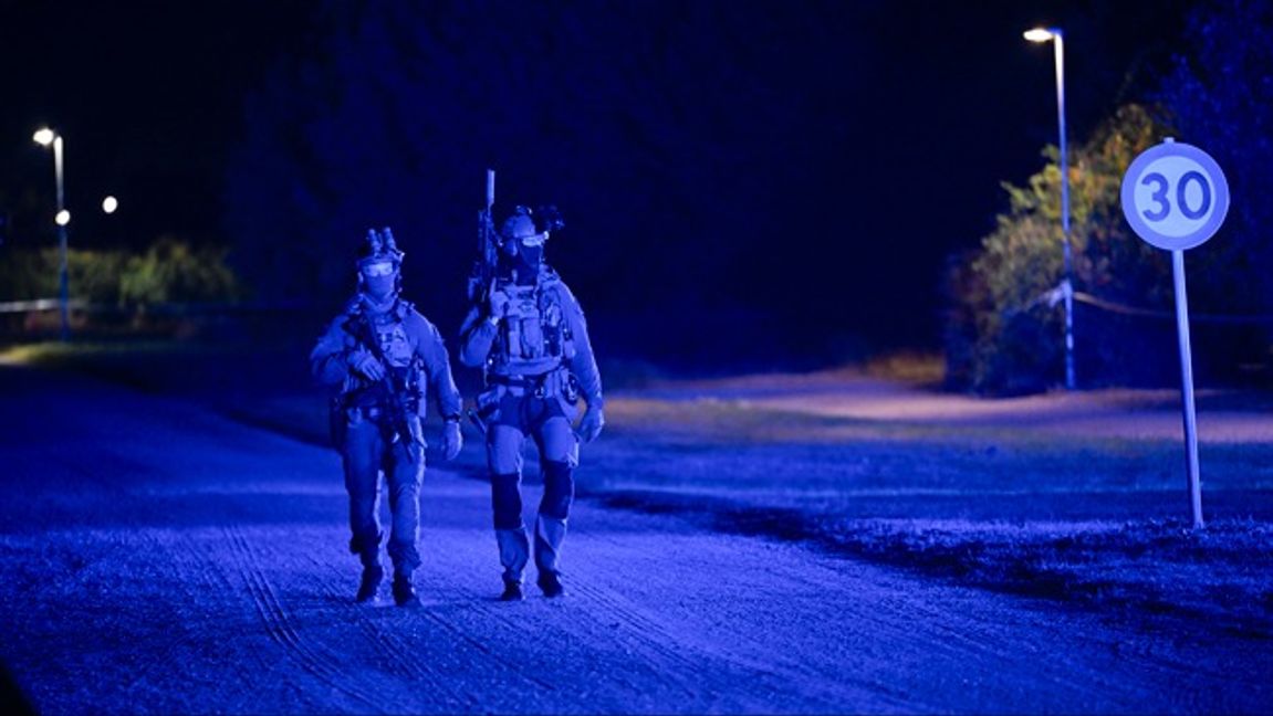 En misstänkt skottskadad man hittades i en bil som kört in i ett träd i Botkyrka söder om Stockholm. Foto: PONTUS LUNDAHL/TT