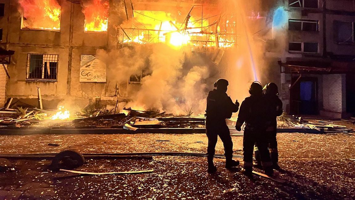 Brandmän försöker släcka lågorna i Dobropillja i Donetsk efter Rysslands senaste attacker. Ukrainas räddningstjänst via AP/TT