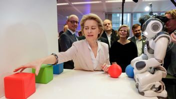 Urusa von der Leyen betraktar innovation. Foto: TT/(Stephanie Lecocq, Pool Photo via AP) VLM135