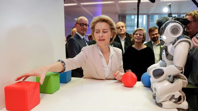 Urusa von der Leyen betraktar innovation. Foto: TT/(Stephanie Lecocq, Pool Photo via AP) VLM135