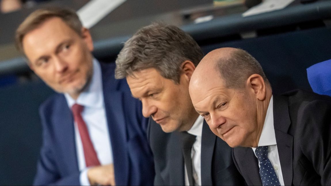 Tysklands finansminister Christian Lindner (FDP), längst till vänster, klimat- och näringsminister Robert Habeck (De gröna) i mitten och förbundskansler Olaf Scholz (SPD) till höger under en presskonferens i onsdags när de presenterade en lösning på budgetkrisen. Foto: Michael Kappeler/AP/TT