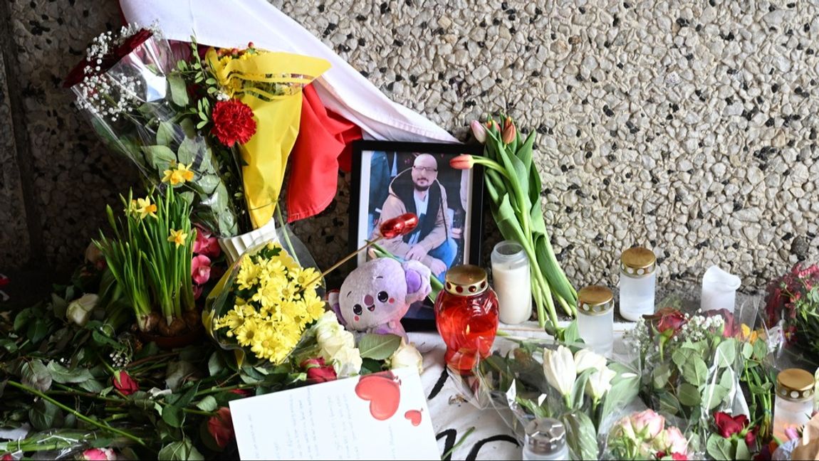 39-årige Mikael sköts ihjäl i Skärholmen den 10 april. Bilden tagen från en minnesstund tre dagar senare. Foto: Fredrik Sandberg/TT