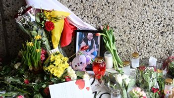 39-årige Mikael sköts ihjäl i Skärholmen den 10 april. Bilden tagen från en minnesstund tre dagar senare. Foto: Fredrik Sandberg/TT