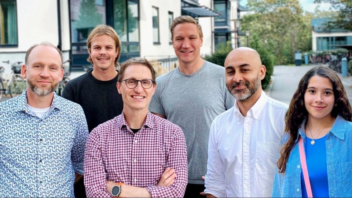 Phenaros team med VD Ola Spjuth (mitten) har utvecklat en AI-plattform som kan revolutionera läkemedelsutvecklingen. Foto: Almi Invest