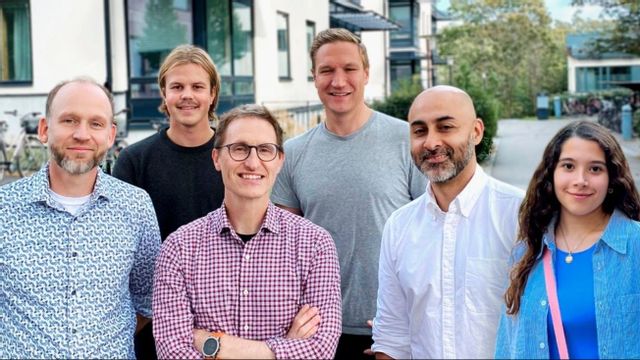 Phenaros team med VD Ola Spjuth (mitten) har utvecklat en AI-plattform som kan revolutionera läkemedelsutvecklingen. Foto: Almi Invest