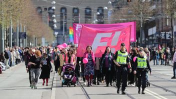 Fi:s förstamajtåg i Göteborg 2017, när rörelsen fortfarande samlade många anhängare. Idag har Fi:s ungdomsförbund krympt från över 1000 till bara 35 medlemmar, och allt färre unga vill kalla sig feminister. Foto: Adam Ihse/TT