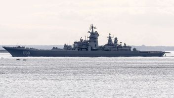 Den atomdrivna robotkryssaren Pjotr Velikij, den ryska nordflottans flaggskepp, deltar i en övning i Barents hav. Här ses den passera under Stora Bältbron i Danmark förra sommaren. Foto: Johan Nilsson/TT