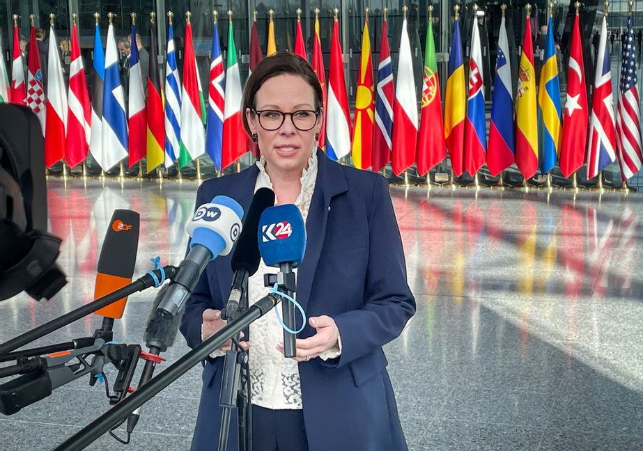 Utrikesminister Maria Malmer Stenergard på väg in till Natos möte i Bryssel i torsdags. Foto: Wiktor Nummelin/TT