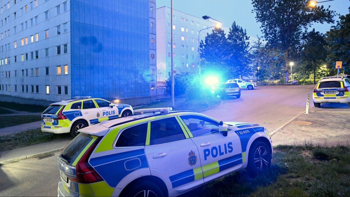 Polisinsats i Flemingsberg söder om Stockholm efter en skjutning på söndagskvällen. Foto: Fredrik Sandberg/TT