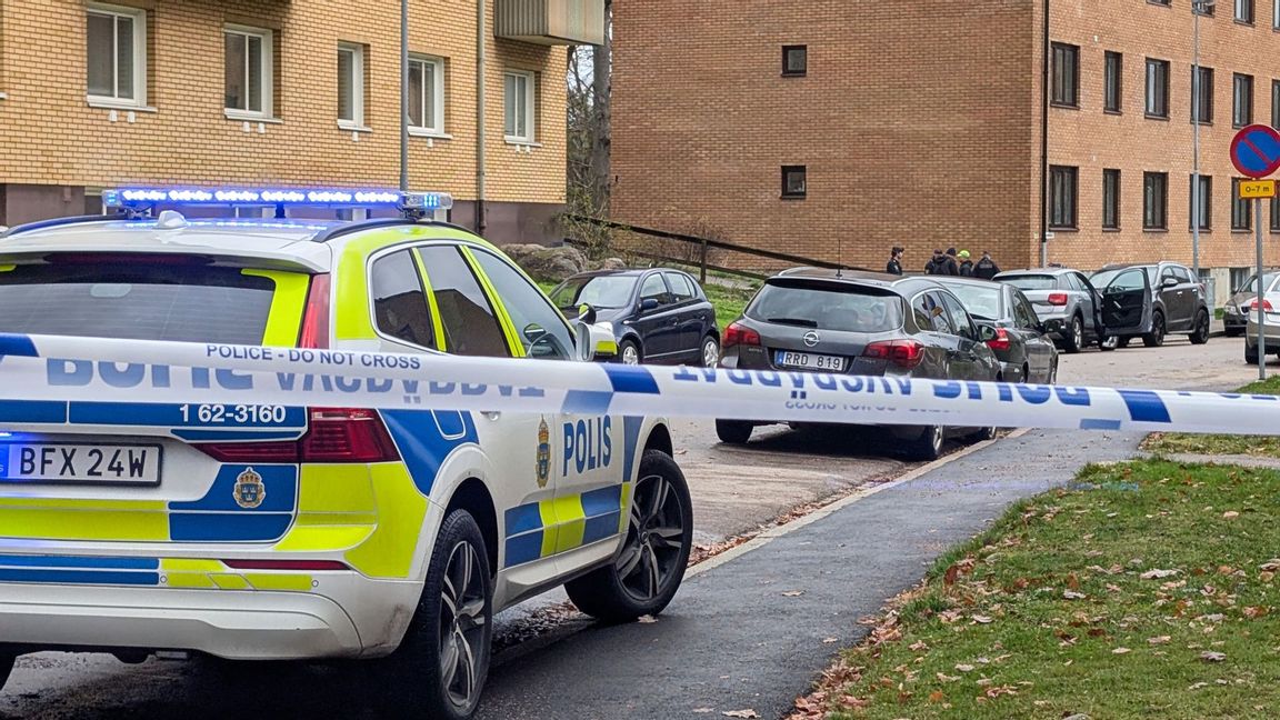 Bild från det avspärrade bostadsområdet där den ukrainska kvinnan höggs med kniv. Foto: Suzanne Wernersson/Linslusfoto/TT