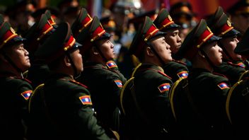 Laotiska soldater marscherar på Röda torget under Rysslands segerdagsparad i maj 2025. Nu planerar Laos att skicka militära sapörer till Kursk-regionen enligt ukrainska källor. Foto: Pavel Bednyakov/AP/TT