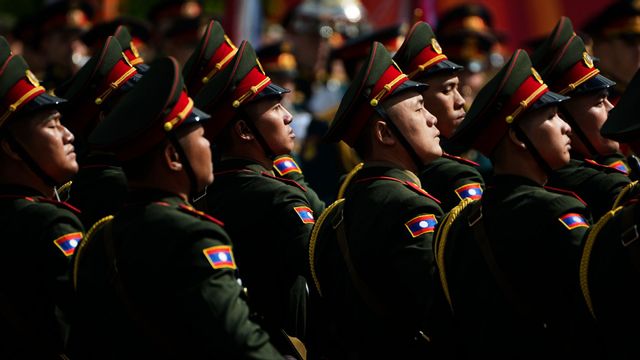 Laotiska soldater marscherar på Röda torget under Rysslands segerdagsparad i maj 2025. Nu planerar Laos att skicka militära sapörer till Kursk-regionen enligt ukrainska källor. Foto: Pavel Bednyakov/AP/TT