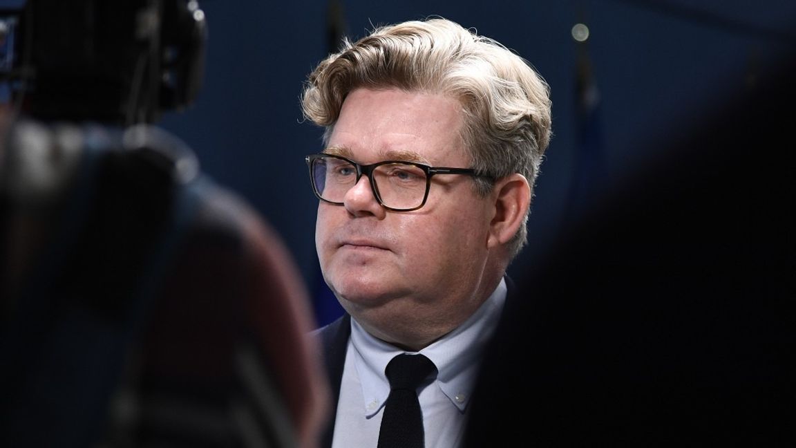 Justitieminister Gunnar Strömmer har pressträff med chefsåklagaren Lise Tamm. Hon ska utreda nya åtgärder och lagstiftning mot gängkriminalitet. Foto: Lars Schröder / TT