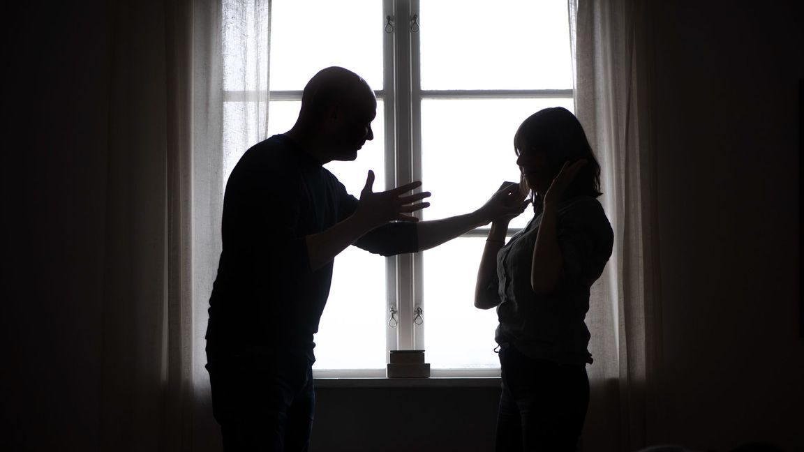 Genrebild. Frihetsberövning av våldsutövare förvärrar situationen för den utsatte oftare än vad det hjälper, anser juridikprofessorn. Foto: Fredrik Sandberg/TT